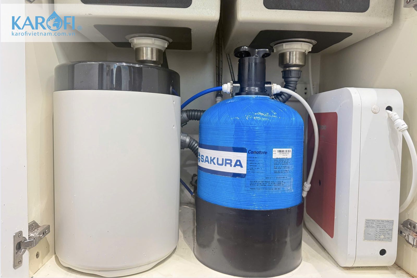 Hình ảnh thực tế lọc nước đầu nguồn khử canxi S1015A Sakura kết hợp thùng muối hoàn nguyên