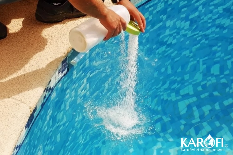 Vệ sinh thiết bị lọc và cân bằng hoá chất trong bể để làm trong nước