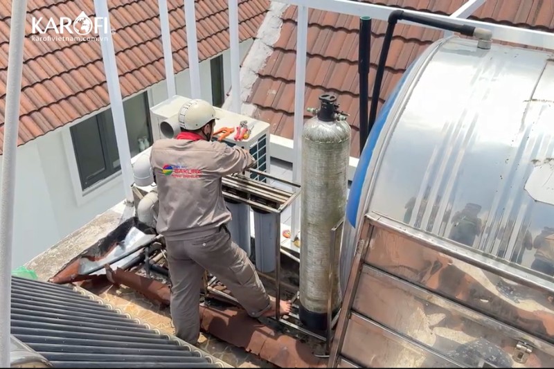 Karofi Việt Nam tiến hành tháo dỡ bộ lọc cũ không hiệu quả tại nhà khách hàng